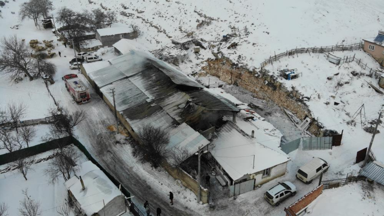 Ağılda çıkan yangın 80 hayvanı telef etti: 800 bin liralık zarar var